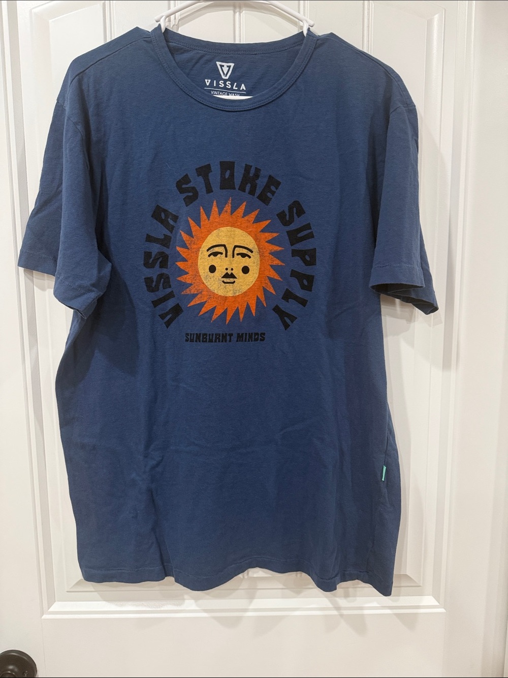 EUC VISSLA Navy Tee with Orange Sun Graphic